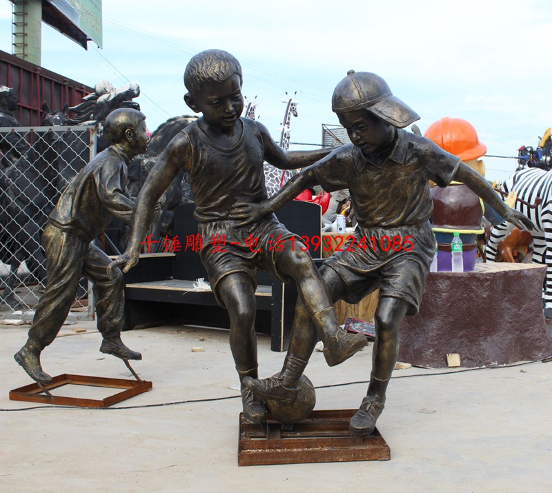 校园小孩踢足球雕塑铜雕制作厂