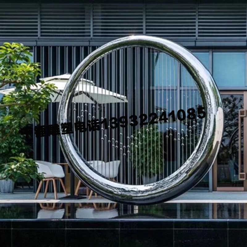 城市户外不锈钢镜面圆环雕塑定制广场园林景观发光月牙水景装饰